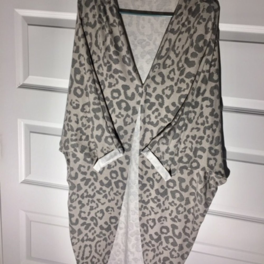 Leopard Duster with cuffed 3/4 length sleeves